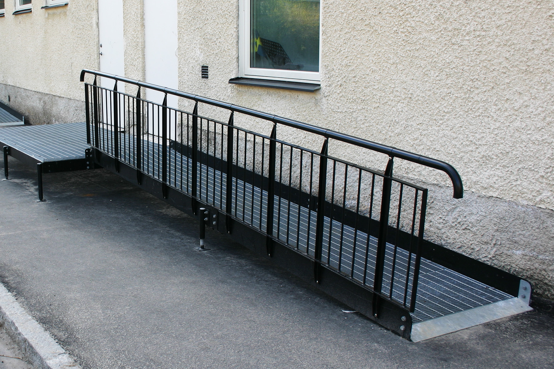 Rampe mit kindersicherem Geländer