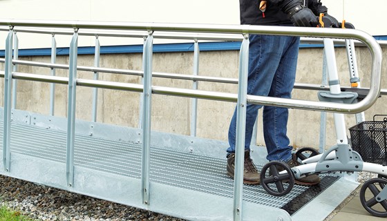 Rollstuhlrampe aus Gitterrost N6 mit verlängertem Handlauf