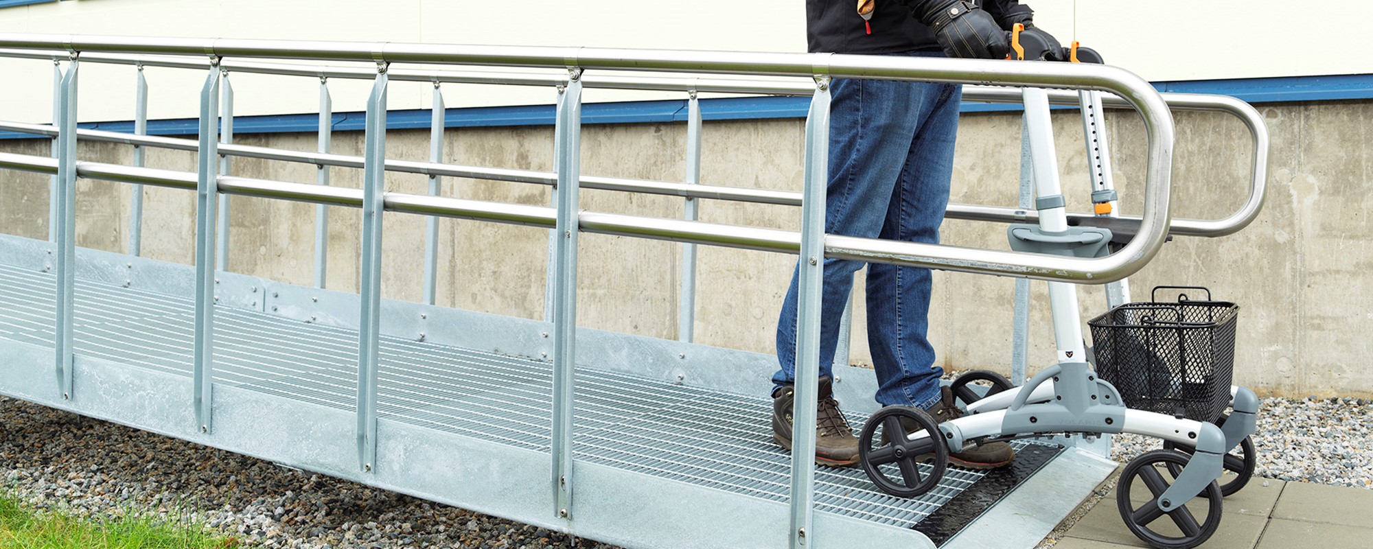 Rollstuhlrampe aus Gitterrost N6 mit verlängertem Handlauf