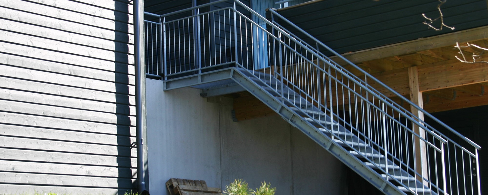 Gerade Treppe - Stufe bodenbündig - Geländer Rundstab