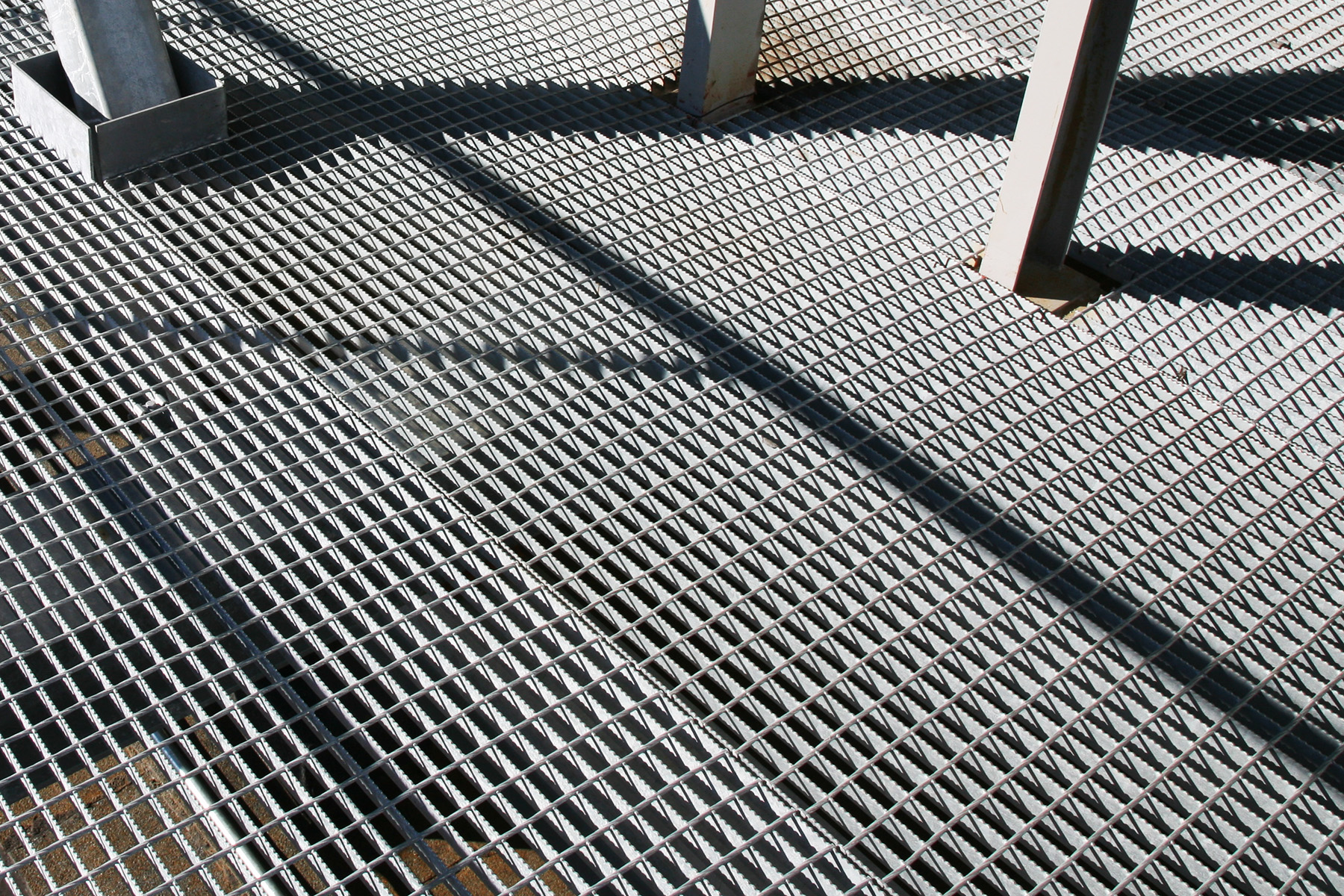 Gitterrost für Fußgängerverkehr in gezahnter Ausführung